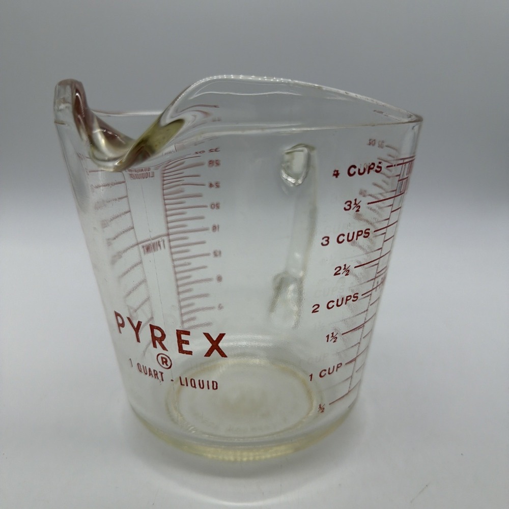 VTG PYREX Glass Liquid 1 Quart 4 Cup 532 Measuring Red Lettering "D" Handle USA